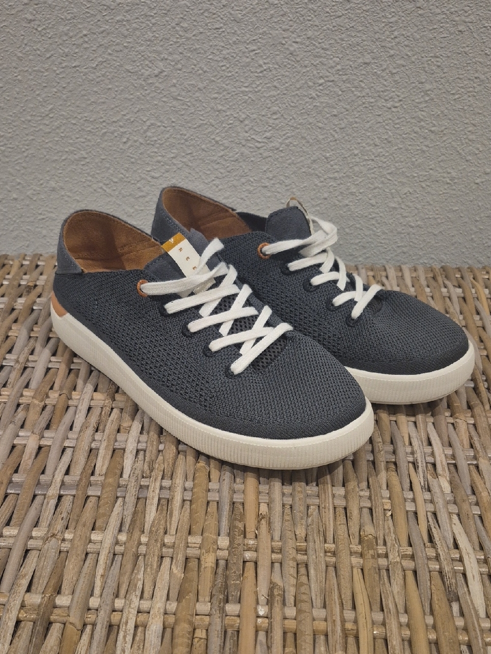 Womens REEF SZ 9.5 Knit Lace-Up Sneakers in Dark Gray and White